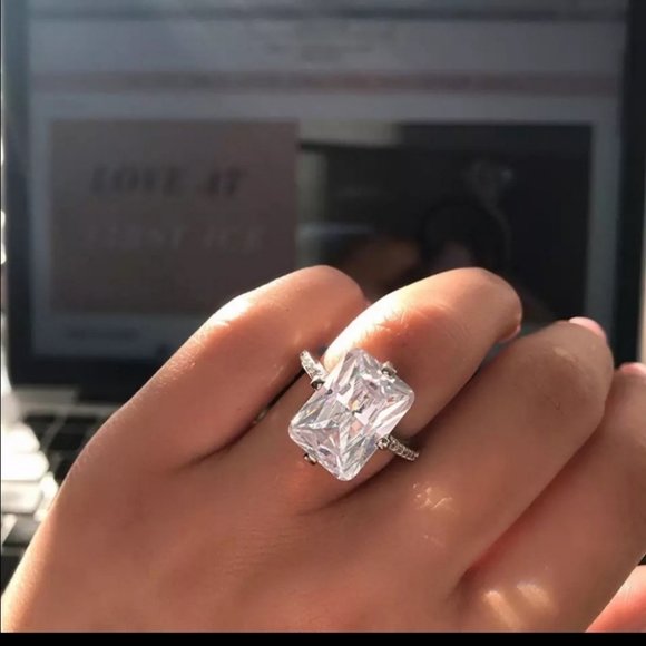 ♡18k White Gold Emerald Cut Diamond Halo Ring♡ - Picture 4 of 4